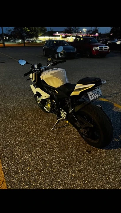 2016 BMW S1000 - Image 4 of 4
