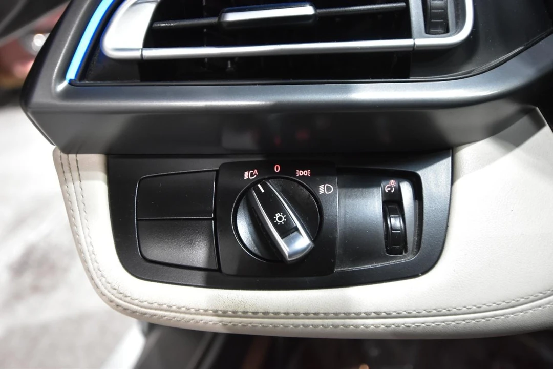 2016 BMW i8 - Image 14 of 31