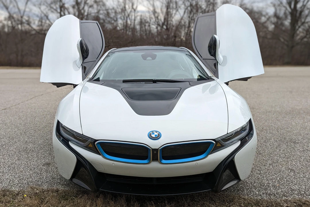 2016 BMW i8 - Image 2 of 31