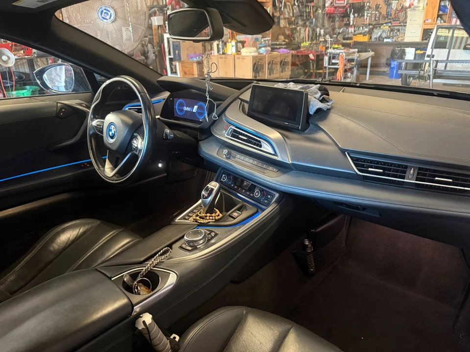 2016 BMW i8 - Image 11 of 15