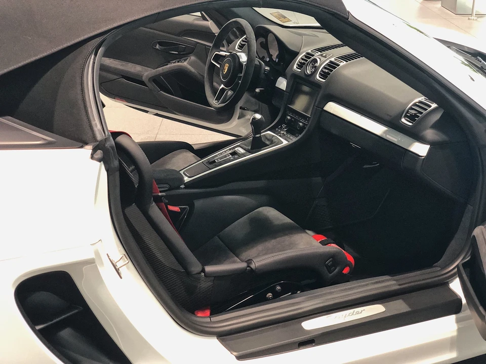 2016 Porsche 981 Boxster Spyder - Image 9 of 10