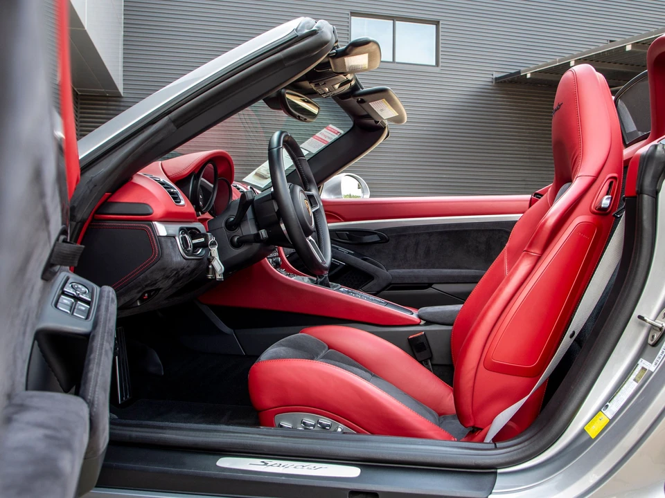 2016 Porsche 981 Boxster Spyder - Image 16 of 19