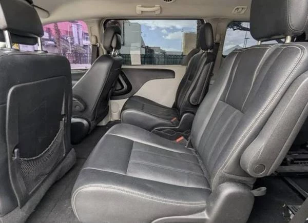 2016 Chrysler Town & Country - Image 6 of 7