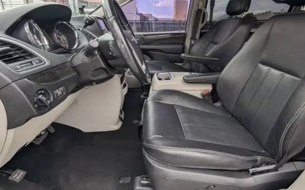 2016 Chrysler Town & Country - Image 5 of 7