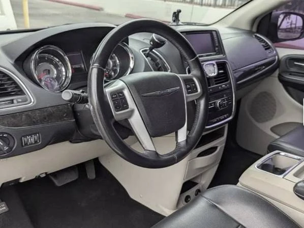 2016 Chrysler Town & Country - Image 4 of 7