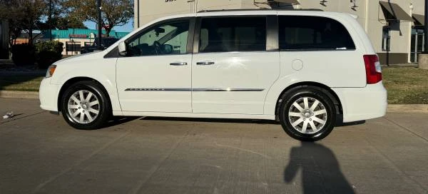 2016 Chrysler Town & Country - Image 3 of 7
