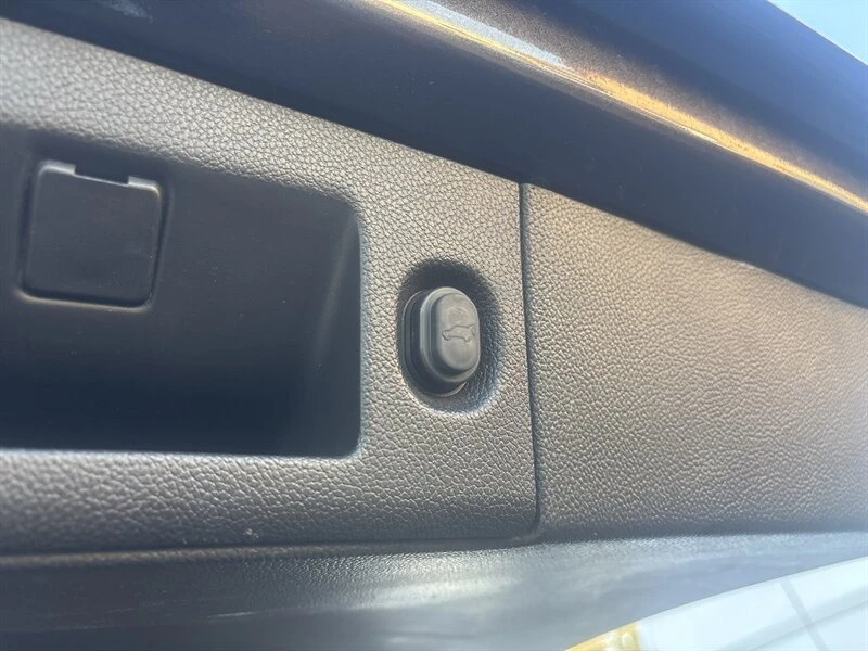 2016 Cadillac Escalade 4th Gen - Image 19 of 19