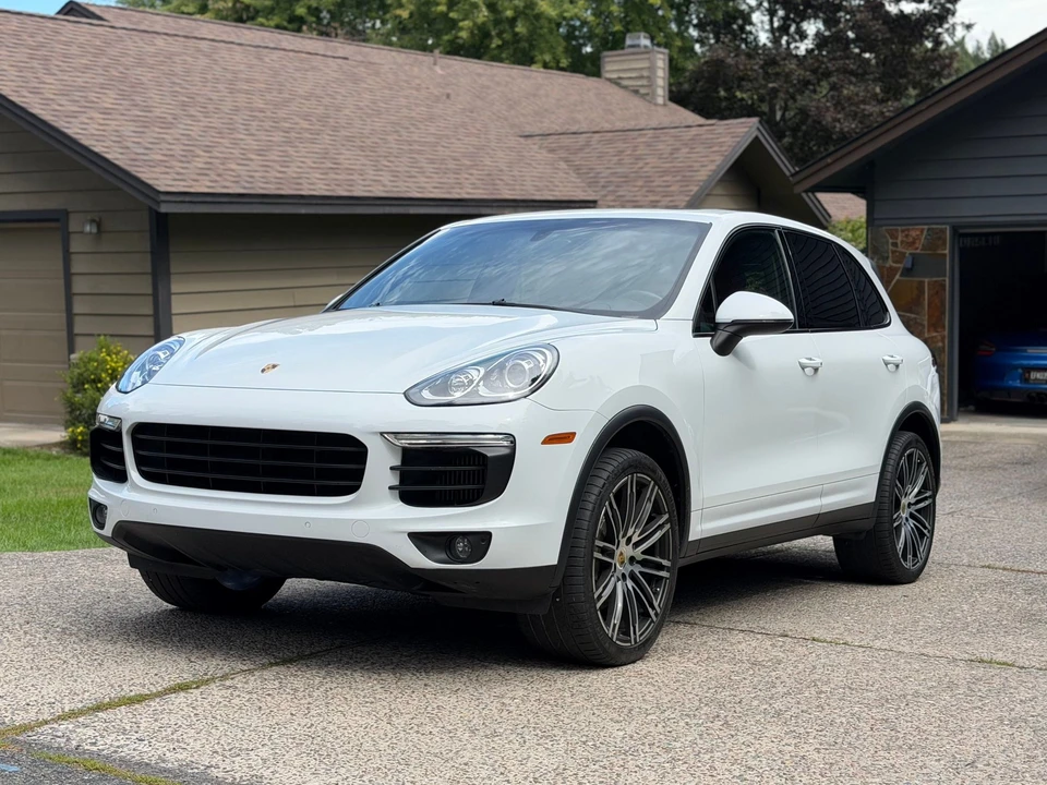 2016 Porsche 958 Cayenne S - Image 3 of 10