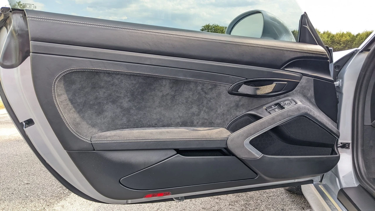 2016 Porsche 981 Cayman GT4 - Image 23 of 31