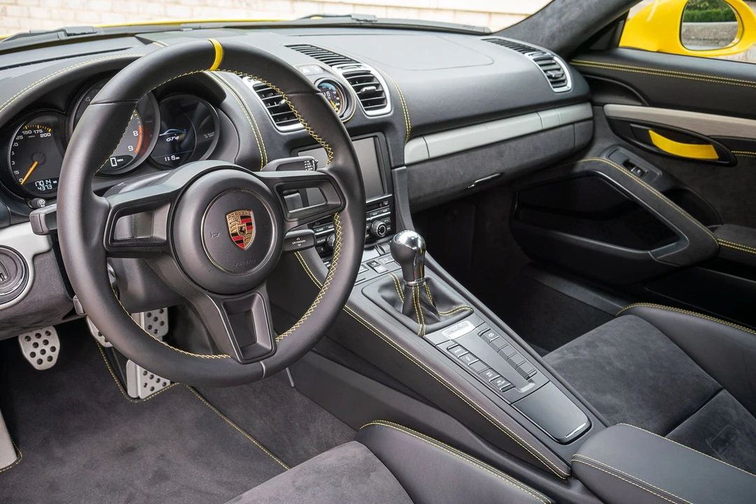 2016 Porsche 981 Cayman GT4 - Image 4 of 15
