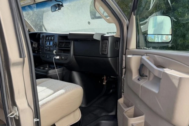 2016 Chevrolet Express - Image 4 of 8