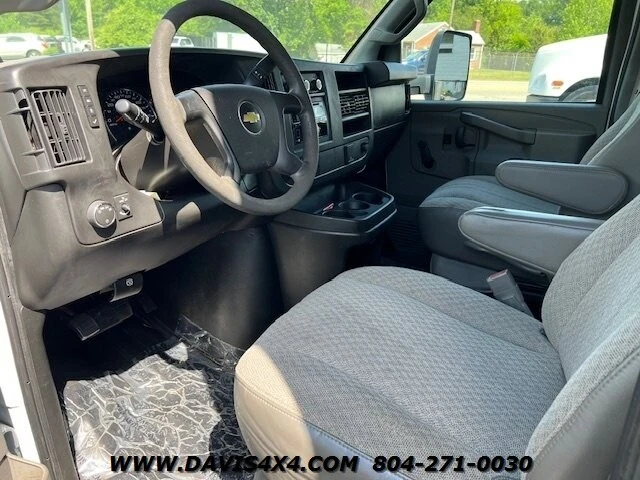 2016 Chevrolet Express - Image 10 of 12
