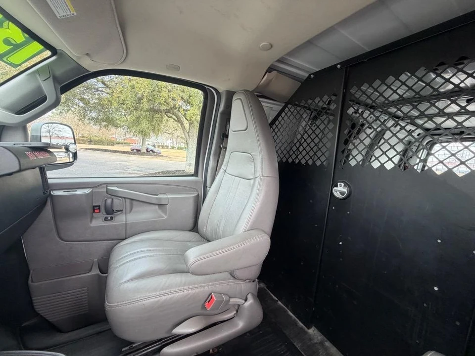 2016 Chevrolet Express - Image 18 of 21