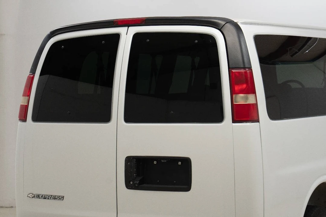 2016 Chevrolet Express - Image 11 of 12