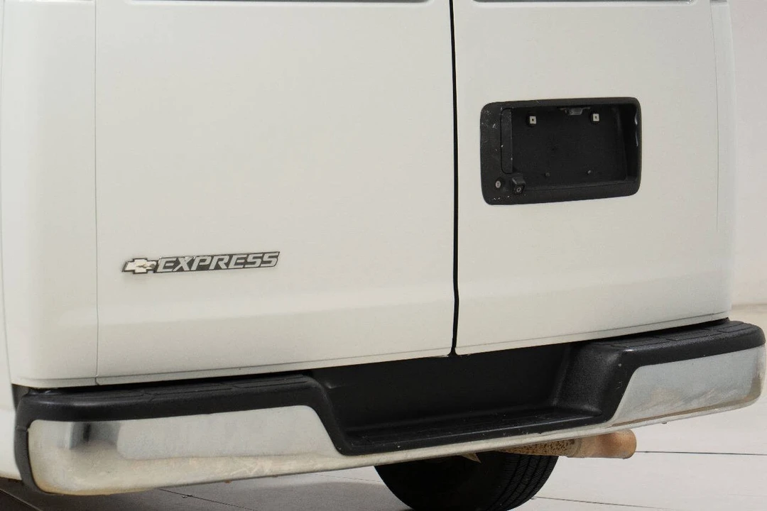 2016 Chevrolet Express - Image 10 of 12