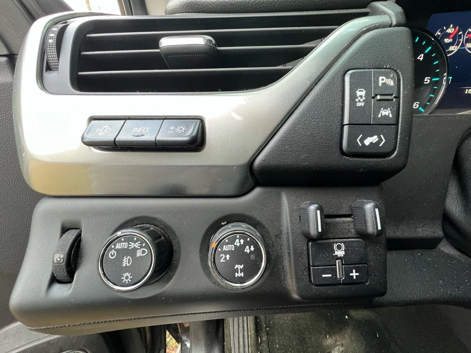 2016 Chevrolet Suburban 11th Gen - Image 13 of 17