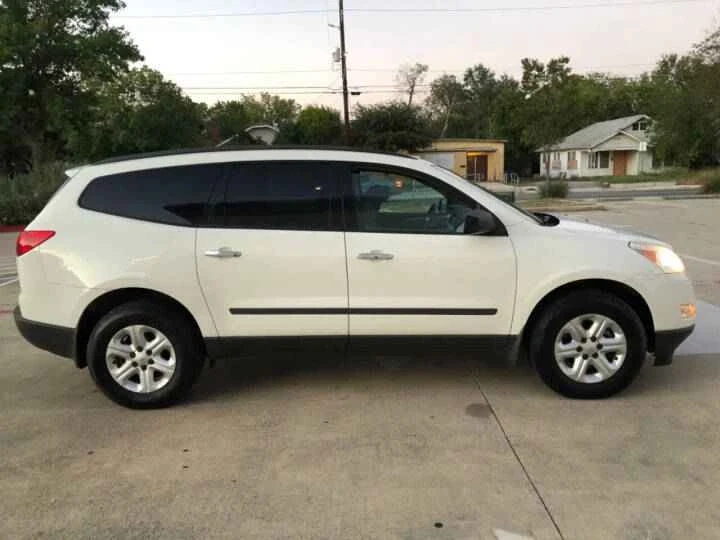 2016 Chevrolet Traverse - Image 2 of 9