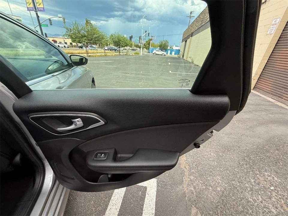 2016 Chrysler 200 - Image 17 of 28