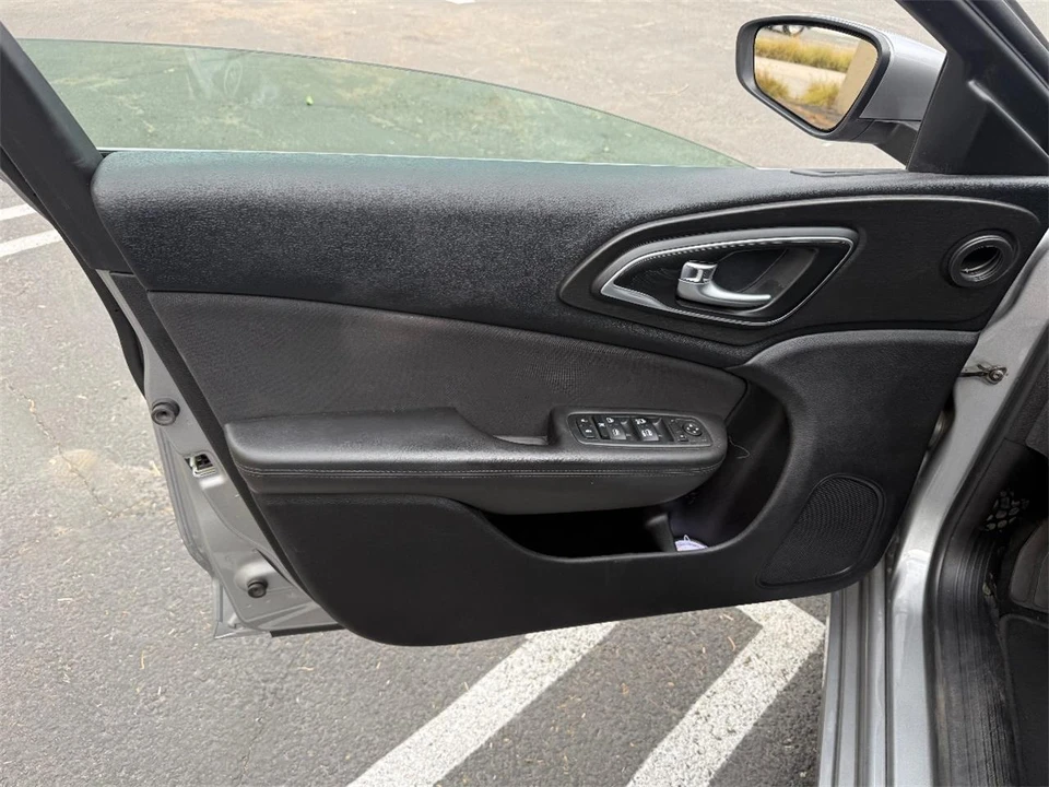 2016 Chrysler 200 - Image 13 of 28