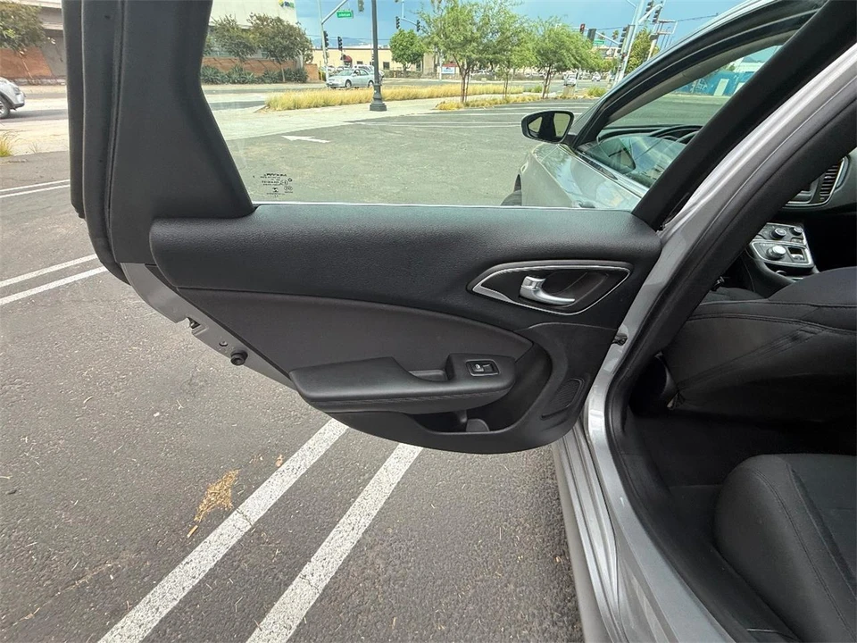 2016 Chrysler 200 - Image 16 of 28