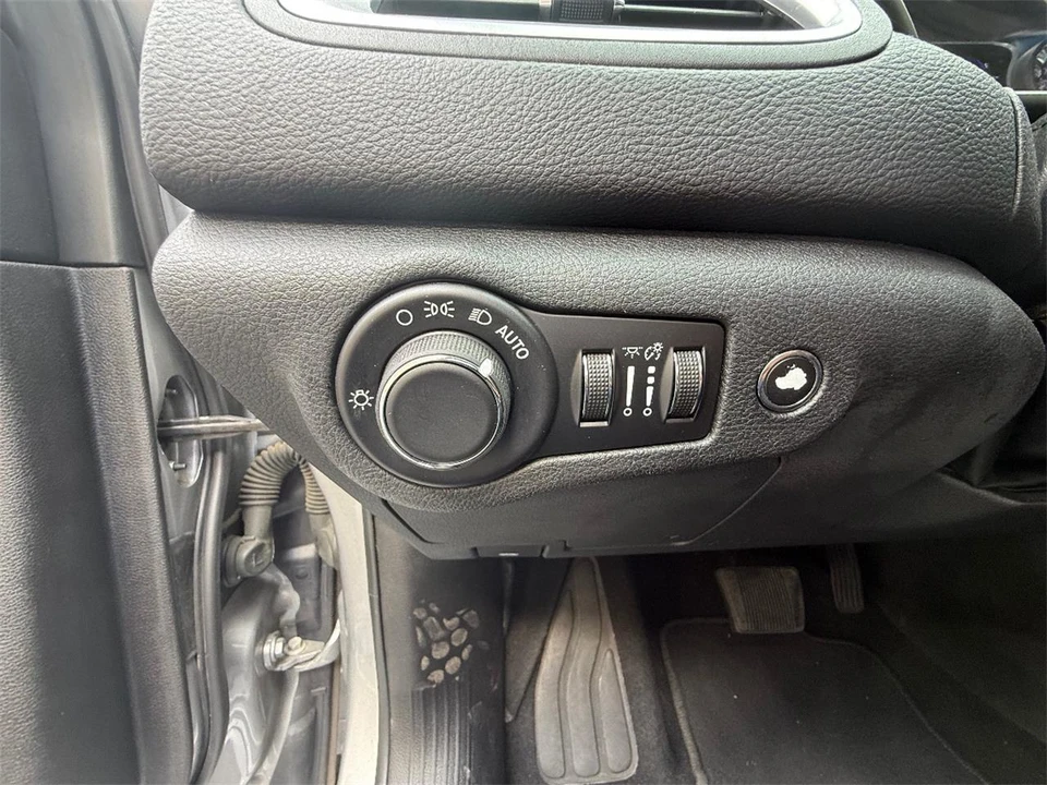 2016 Chrysler 200 - Image 21 of 28