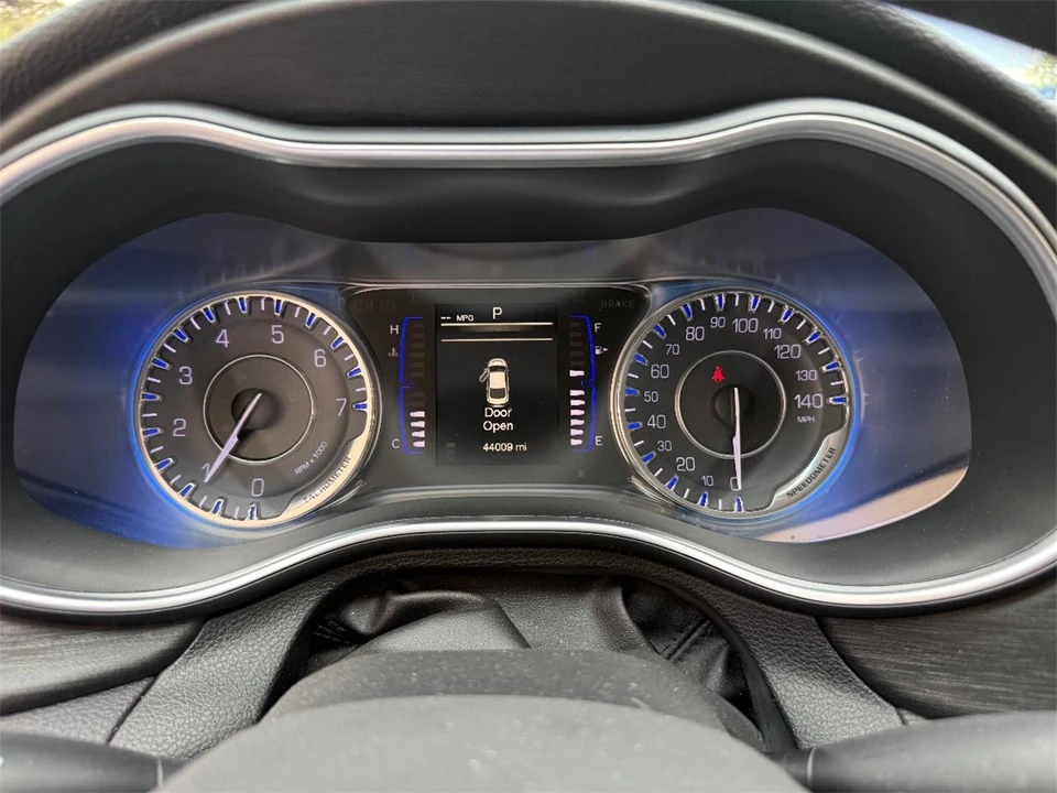 2016 Chrysler 200 - Image 23 of 28
