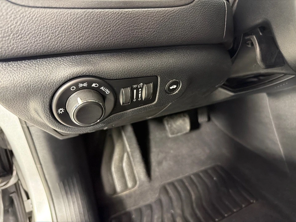 2016 Chrysler 200 - Image 14 of 21