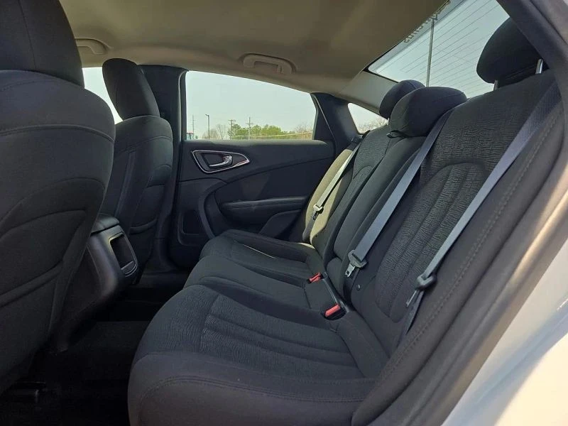 2016 Chrysler 200 - Image 10 of 12