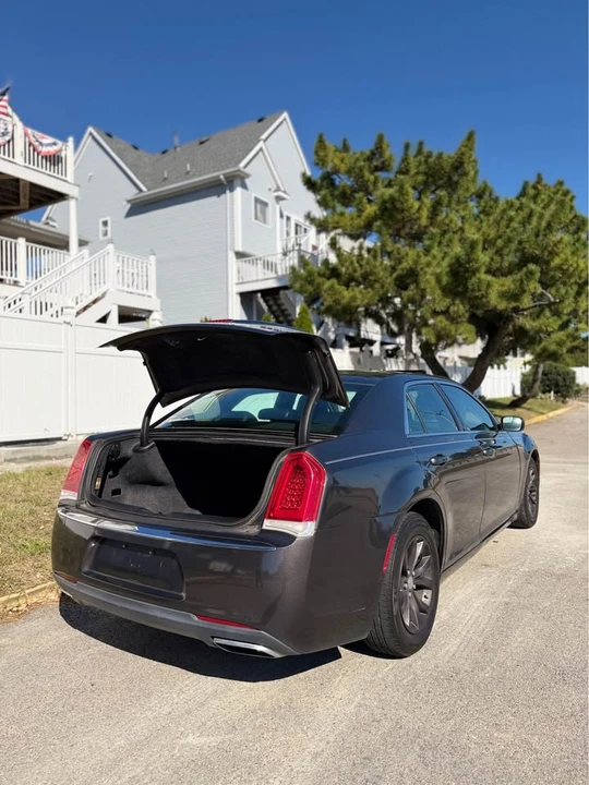 2016 Chrysler 300 (2005-2023) - Image 8 of 18