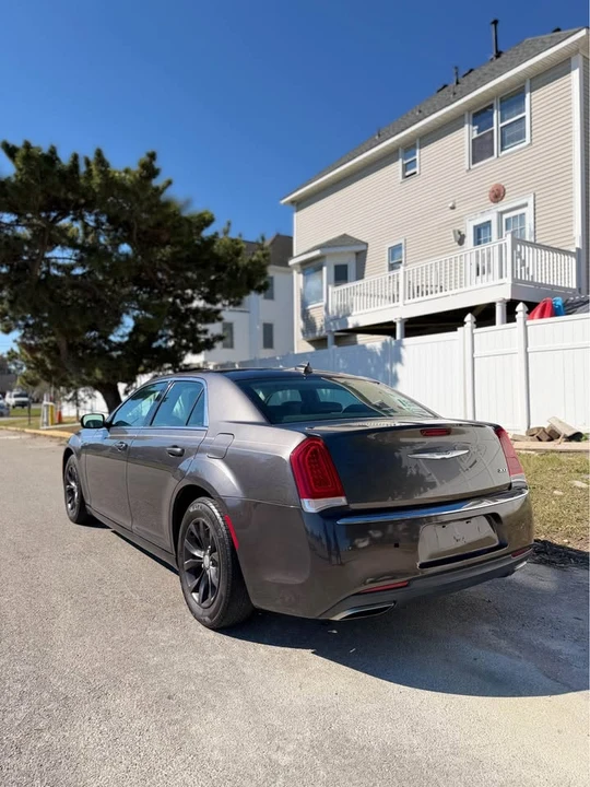 2016 Chrysler 300 (2005-2023) - Image 9 of 18