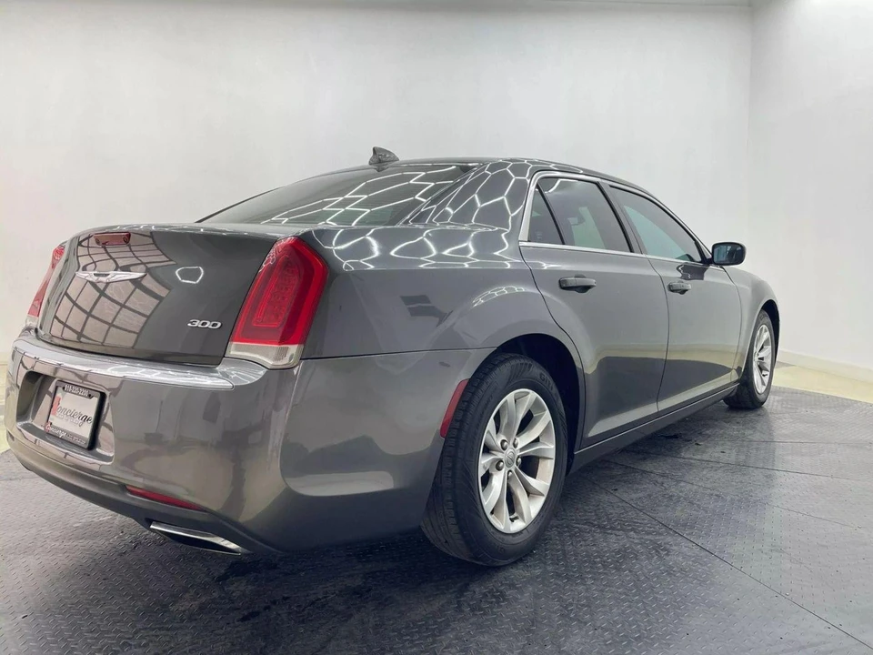2016 Chrysler 300 (2005-2023) - Image 4 of 21