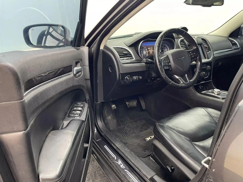 2016 Chrysler 300 (2005-2023) - Image 10 of 21
