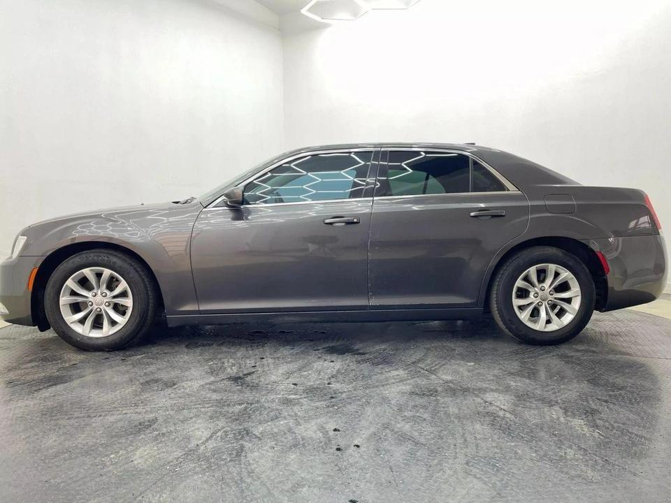 2016 Chrysler 300 (2005-2023) - Image 7 of 21