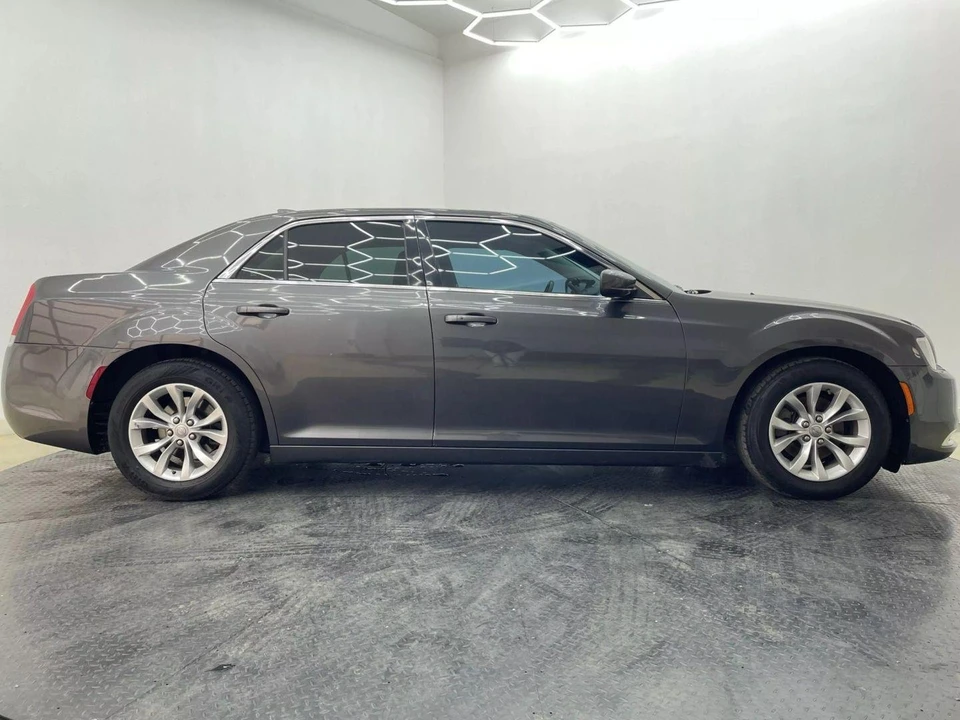 2016 Chrysler 300 (2005-2023) - Image 3 of 21