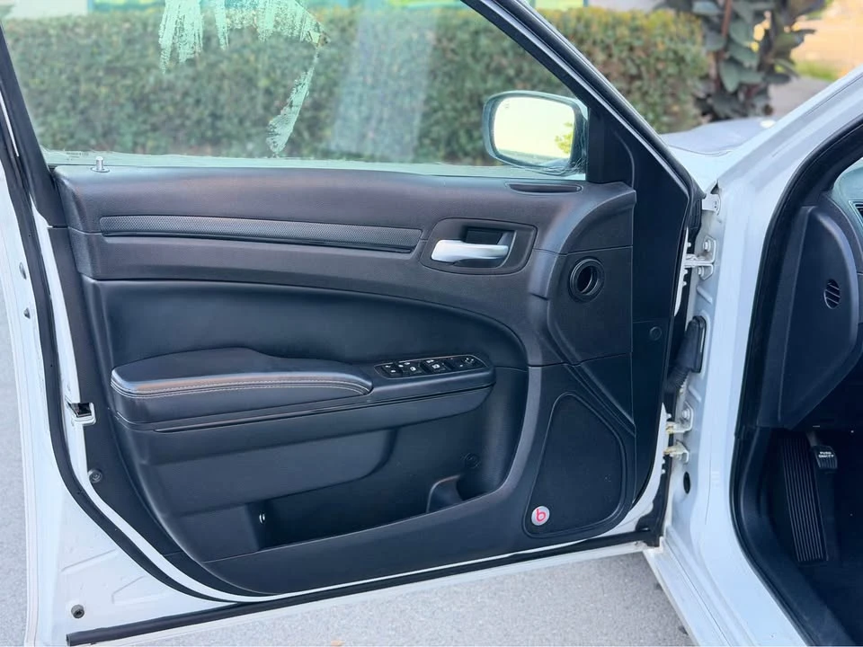 2016 Chrysler 300 (2005-2023) - Image 5 of 20