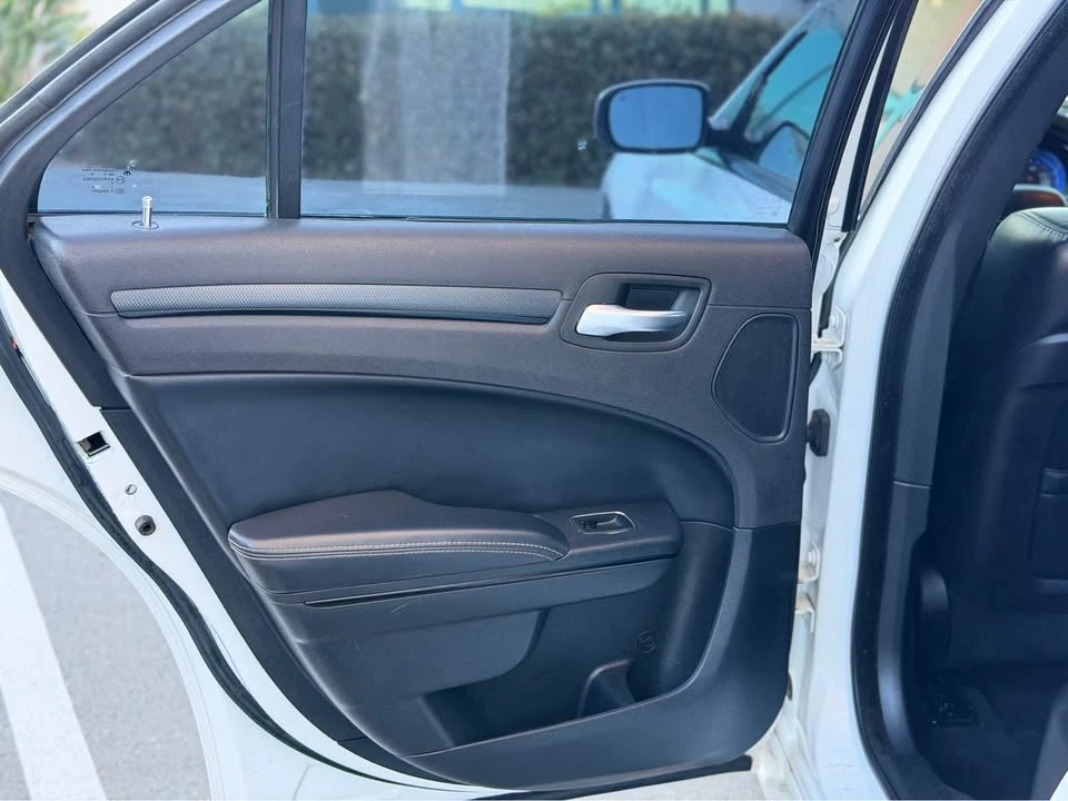 2016 Chrysler 300 (2005-2023) - Image 7 of 20