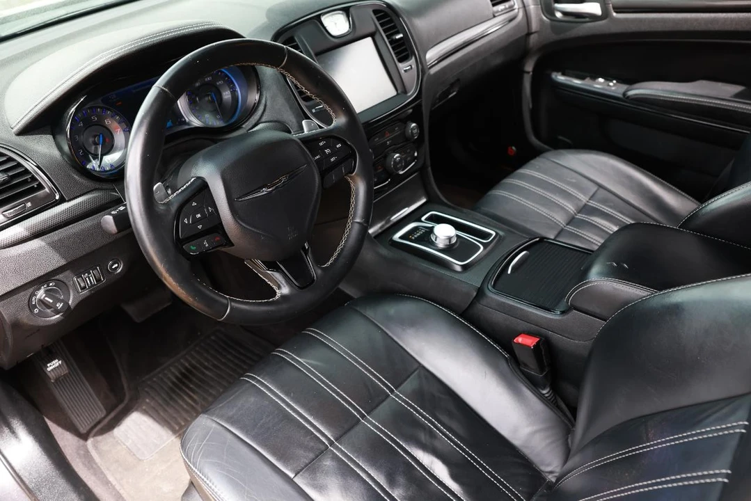 2016 Chrysler 300 (2005-2023) - Image 4 of 21