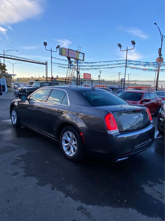 2016 Chrysler 300 (2005-2023) - Image 4 of 10