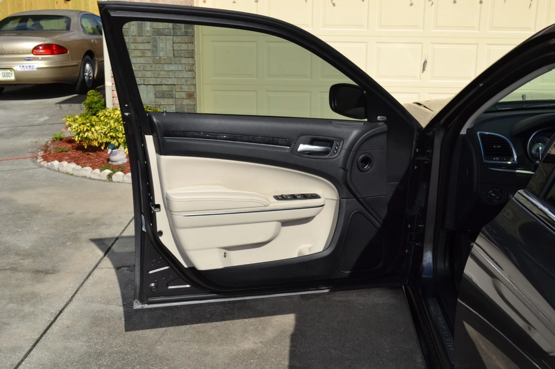 2016 Chrysler 300 (2005-2023) - Image 7 of 15