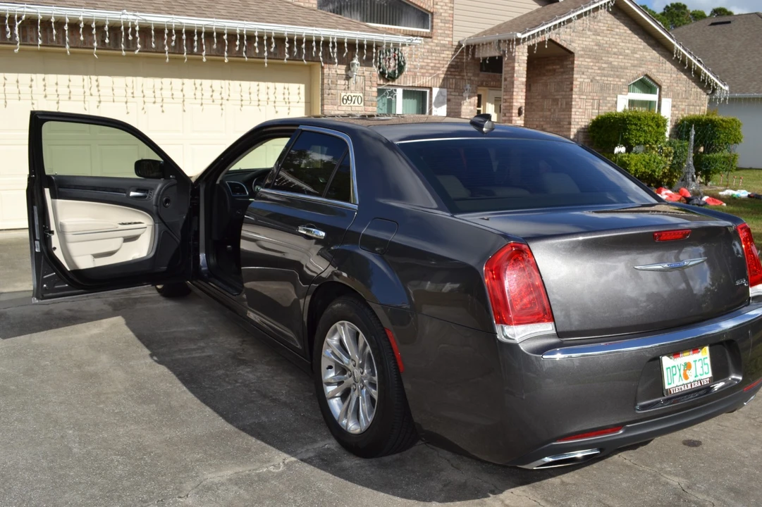 2016 Chrysler 300 (2005-2023) - Image 14 of 15
