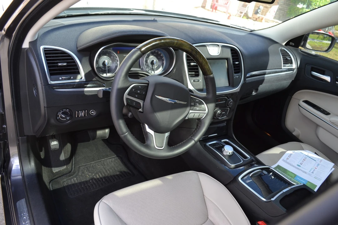 2016 Chrysler 300 (2005-2023) - Image 6 of 15