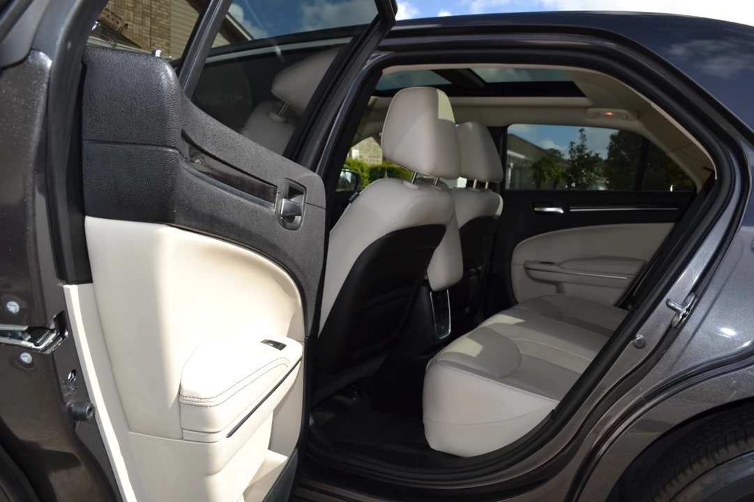 2016 Chrysler 300 (2005-2023) - Image 4 of 15