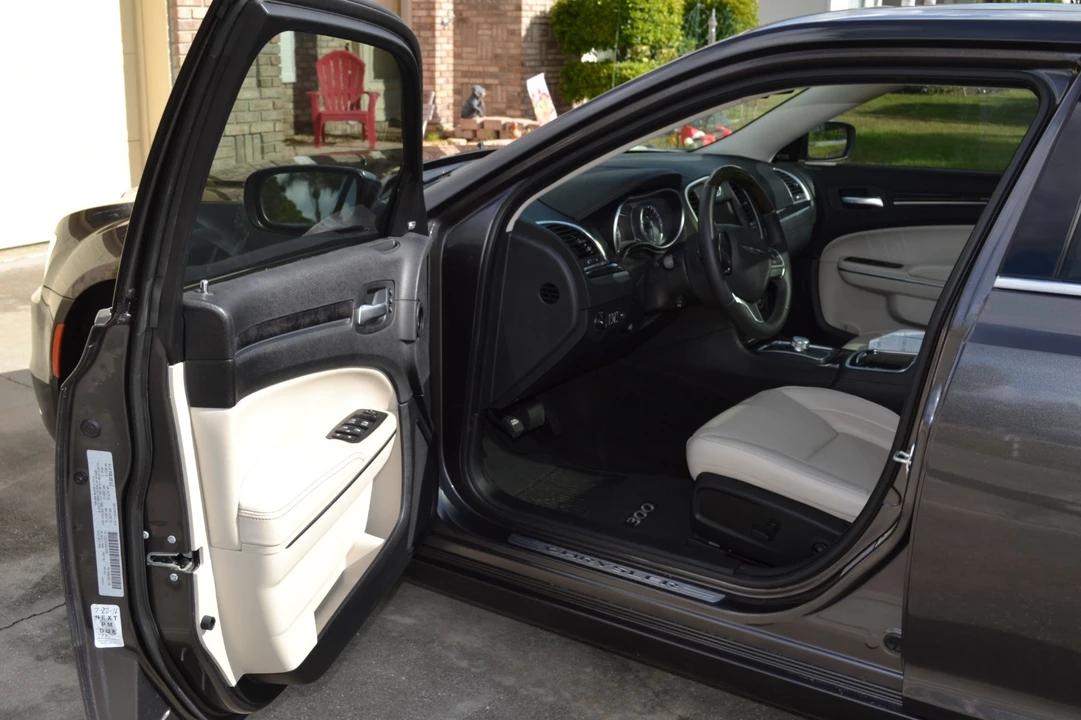 2016 Chrysler 300 (2005-2023) - Image 5 of 15