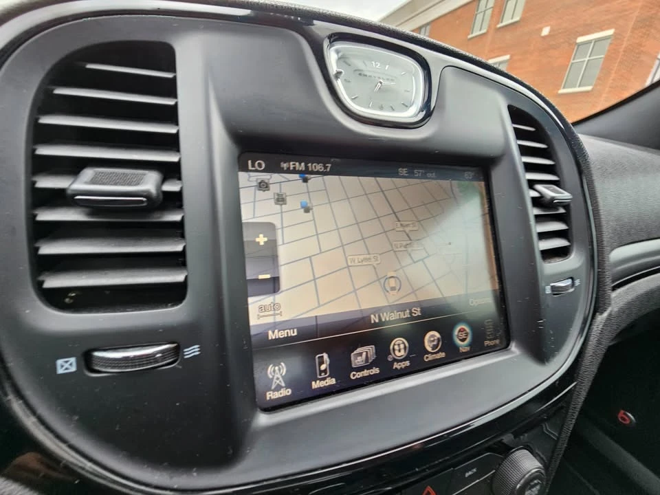 2016 Chrysler 300 (2005-2023) - Image 16 of 18