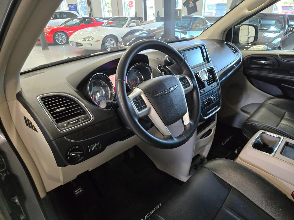 2016 Chrysler Town & Country - Image 7 of 18