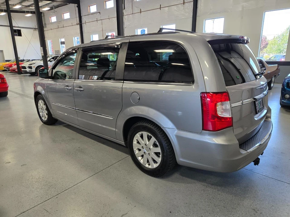 2016 Chrysler Town & Country - Image 6 of 18