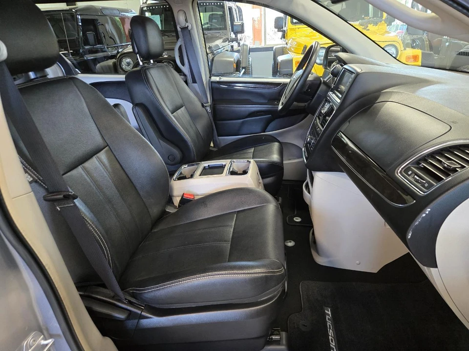 2016 Chrysler Town & Country - Image 14 of 18
