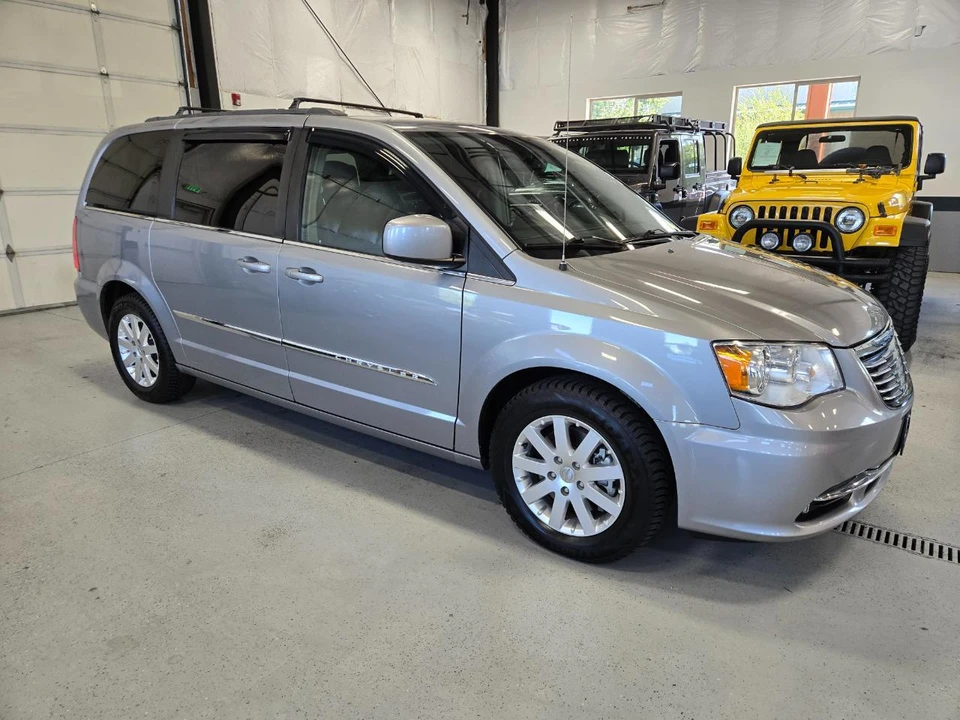 2016 Chrysler Town & Country - Image 3 of 18