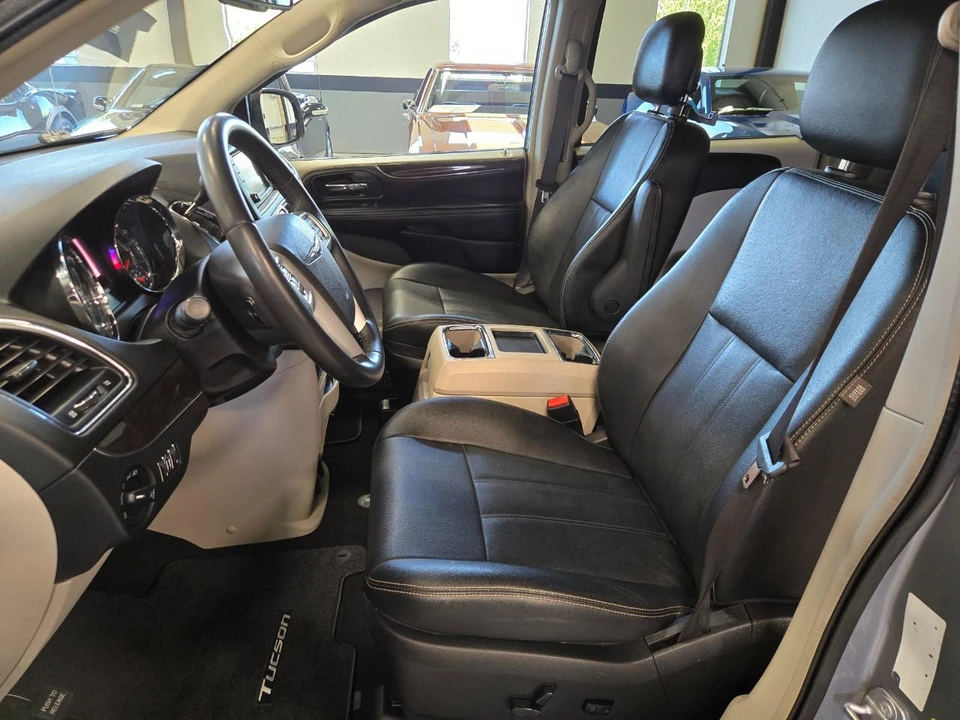 2016 Chrysler Town & Country - Image 8 of 18