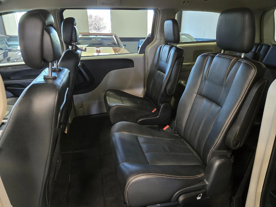 2016 Chrysler Town & Country - Image 9 of 18